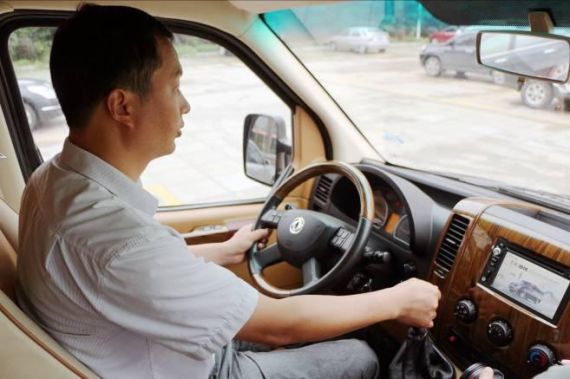 东风御风最美劳动者：提供贵宾座驾体验