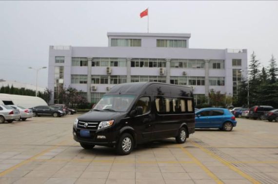 东风御风最美劳动者：提供贵宾座驾体验