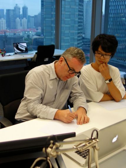 岳振与观致汽车设计项目总监Tim Pilsbury