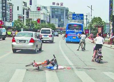 男子撞倒老人逃跑时将女儿遗落 回现场寻找被抓