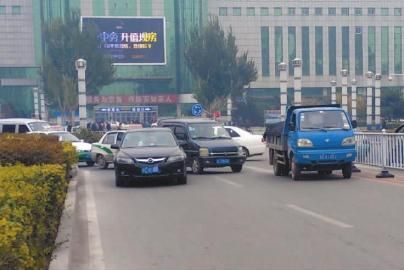 轿车停在路口,致该路段交通不畅 本报记者 樊亮 摄 轿车停在路口,致该路段交通不畅 本报记者 樊亮 摄