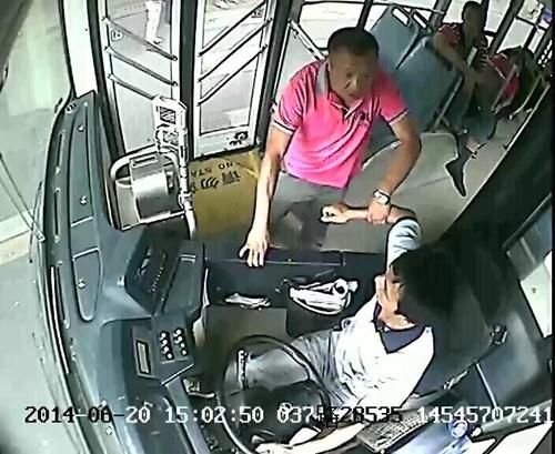 男子酒后抓扯司机致公交撞树 获刑3年