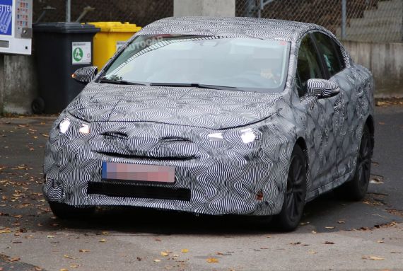 改款丰田Avensis谍照