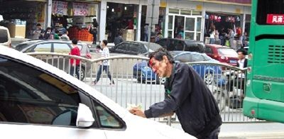 男子从早上8点多一直乞讨至下午5点多