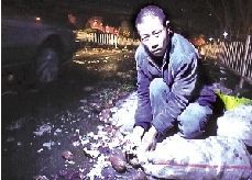 红薯撒出半车多，车主胡永辉也是脚掌受伤