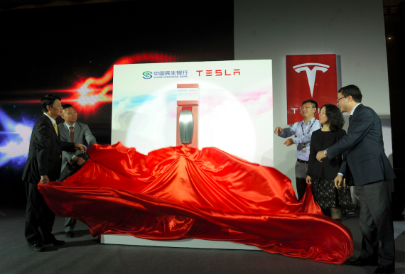 高层共同为充电桩揭幕