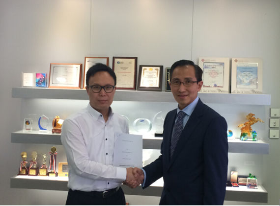 底特律电动汽车控股有限公司董事长兼集团首席执行官Albert Lam和Integrated Energy有限公司董事长Billy So共同签署技术联合项目备忘录