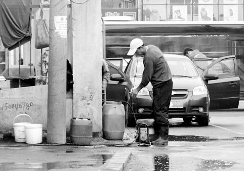 黑洗车点经营者驾车疯狂撞击多名执法者 黑洗车点经营者驾车疯狂撞击多名执法者