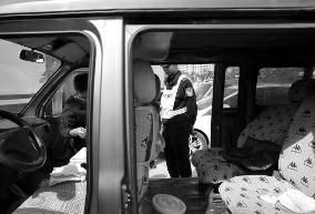 公务员开车出车祸 闻听报警烧身份证逃逸