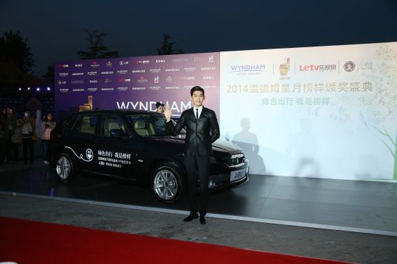 著名演员张翰与之诺1E合影留念 著名演员张翰与之诺1E合影留念