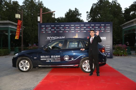 之诺品牌管理总监梁坚乘坐之诺1E抵达会场 之诺品牌管理总监梁坚乘坐之诺1E抵达会场