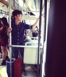 12日,赵蒙在公交车上为一位熟睡的老人充当“人肉靠垫”。 12日,赵蒙在公交车上为一位熟睡的老人充当“人肉靠垫”。