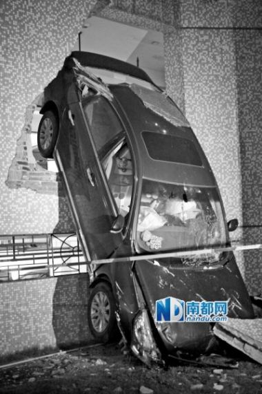 小车撞穿护栏和墙壁“栽”到一楼,所幸无人受伤。南都记者 王子荣 摄 小车撞穿护栏和墙壁“栽”到一楼,所幸无人受伤。南都记者 王子荣 摄