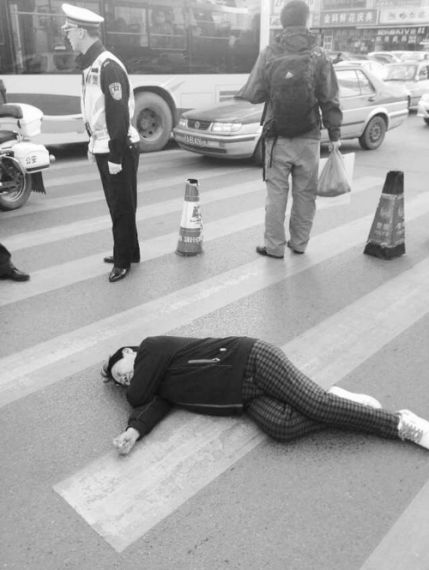 老太莫名倒在斑马线 醒来一句话：只是醉了