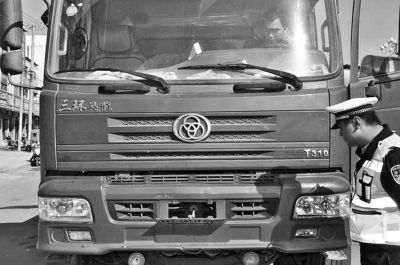 通过联动装置,大货车眨眼间“挺起”车牌照。 通过联动装置,大货车眨眼间“挺起”车牌照。