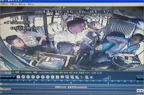 监控显示，几名乘客正在围殴公交司机胡建波。