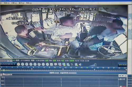 监控显示，几名乘客正在围殴公交司机胡建波。