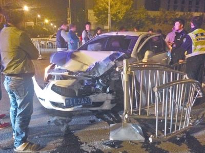 白色中华车车头已近报废