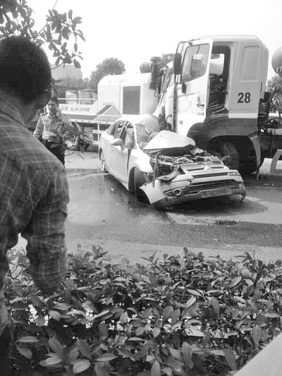 的士车头严重受损。