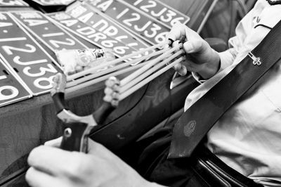 弹弓、橄榄、假车牌都是碰瓷团伙的作案工具