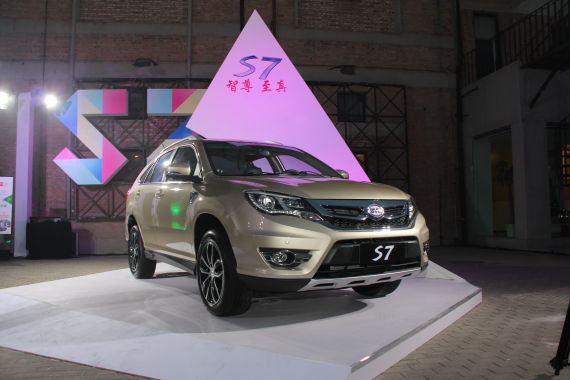 比亚迪S7使用了全新的外部造型 比亚迪S7使用了全新的外部造型