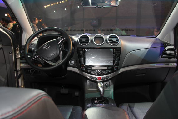 S7发布了红黑配色的运动风格内饰 S7发布了红黑配色的运动风格内饰