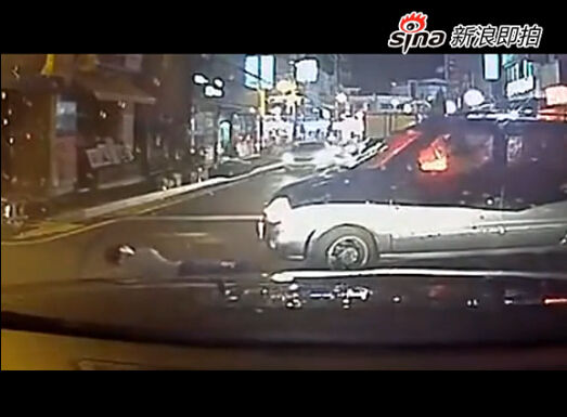 女司机连轧两次碰瓷男子或构成故意伤害罪 女司机连轧两次碰瓷男子或构成故意伤害罪