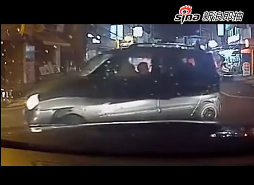 女司机连轧两次碰瓷男子或构成故意伤害罪 女司机连轧两次碰瓷男子或构成故意伤害罪