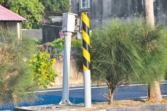 被“断头”的测速照相机仍未恢复原状。(图片来源:台湾《联合报》) 被“断头”的测速照相机仍未恢复原状。(图片来源:台湾《联合报》)