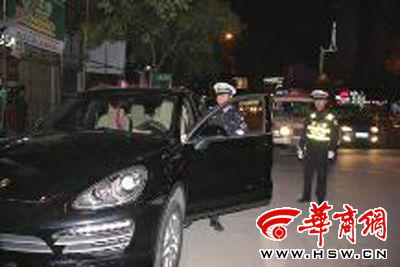 保时捷被交警驾驶离开事发现场 华商报记者 陈思存 摄