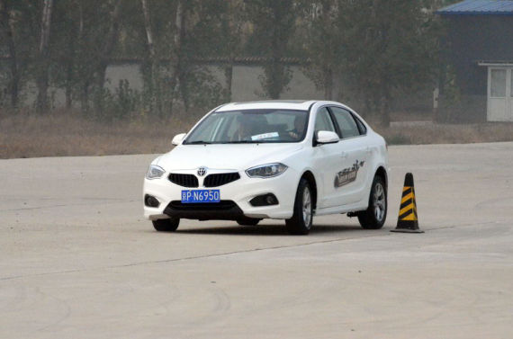 活动现场，消费者试驾中华新H530