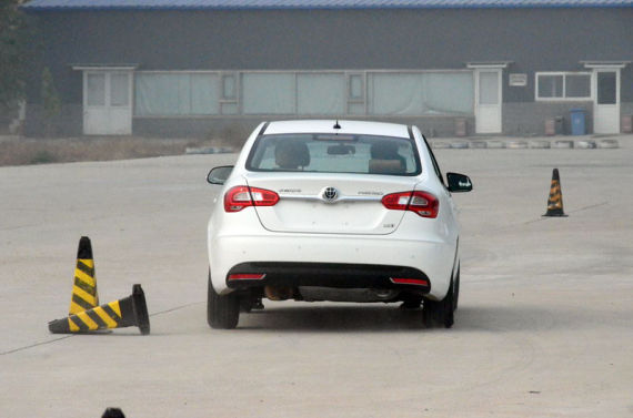 现场试驾绕桩体验