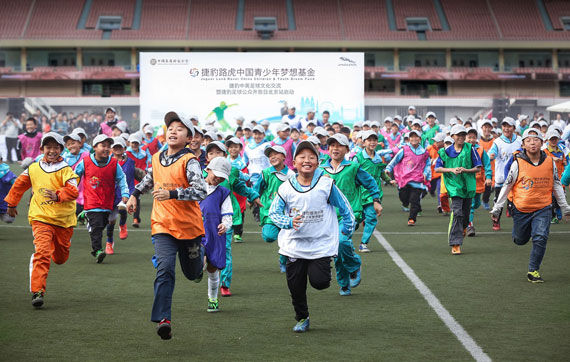 孩子们在绿茵场上尽情奔跑 孩子们在绿茵场上尽情奔跑