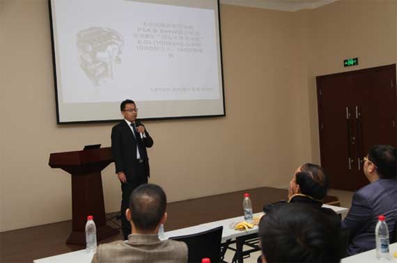 讲师进行车型讲解 讲师进行车型讲解