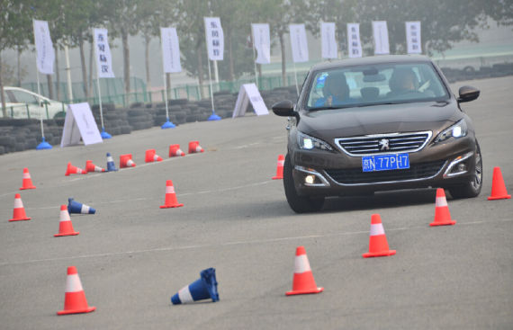 绕桩过弯稳定性出色 绕桩过弯稳定性出色