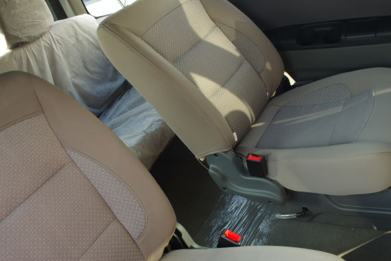 过道很宽 第三排乘客可以灵活进出