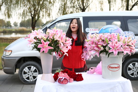 这位美女自称“卖姑娘的小花”