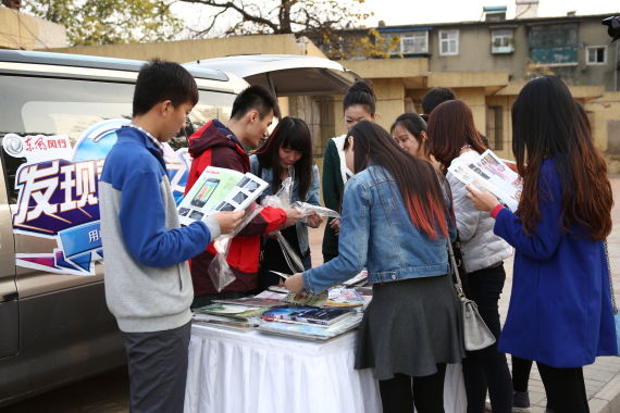 书报摊的生意最为火爆