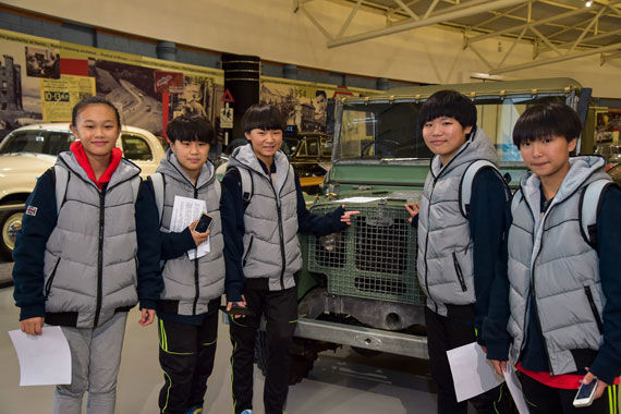 小学员在捷豹路虎老爷车博物馆与老款路虎合影 小学员在捷豹路虎老爷车博物馆与老款路虎合影