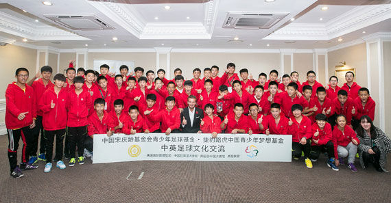 贝克汉姆与小学员们亲切合影 贝克汉姆与小学员们亲切合影