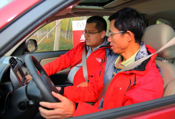 评委在测试过程中交流车辆的性能