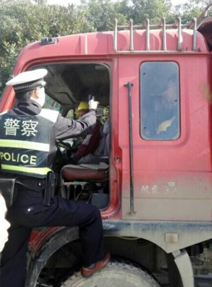 货车违规载客被交警拦下 两平米驾驶室挤进9人 货车违规载客被交警拦下 两平米驾驶室挤进9人