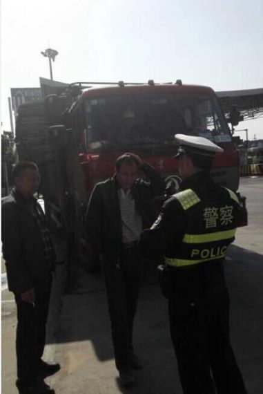 货车违规载客被交警拦下 两平米驾驶室挤进9人 货车违规载客被交警拦下 两平米驾驶室挤进9人