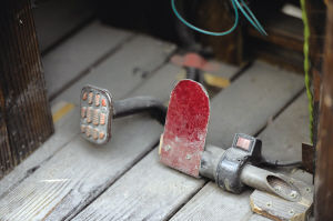 “油门”踏板 “油门”踏板