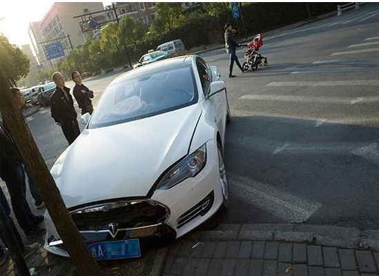 出事故后的特斯拉无法移动