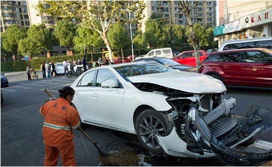 事故中的另一辆丰田车，撞得好惨。。。