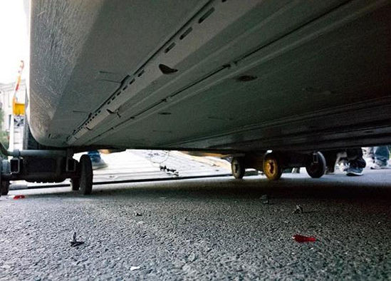 特斯拉的底盘是全封闭的