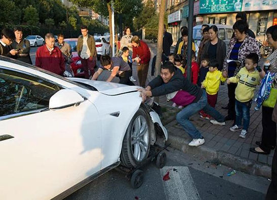 杭州首起特斯拉事故