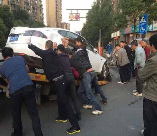 杭州首起特斯拉事故
