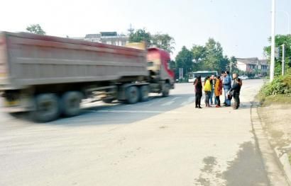 11月5日早晨，车祸死者散步时会经过一个大路口，没有人行道，车流量大。